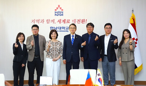 ▲ 지난 23일 대만 프로비던스대학 총장단이 한남대학교를 방문해 이승철 총장과 기념촬영을 하고 있다.ⓒ한남대