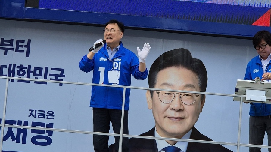 ▲ 이광희 더불어민주당 충북도당 위원장이 유세차에서 선거 유세를 하고 있다.ⓒ이광희 의원실