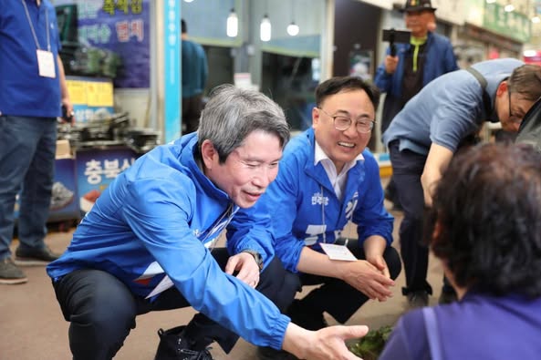 ▲ 이광희 더불어민주당 충북도당위원장(우)이 전통시장에서 이인영 의원과 선거 운동을 하고 있다.ⓒ이광희 의원실