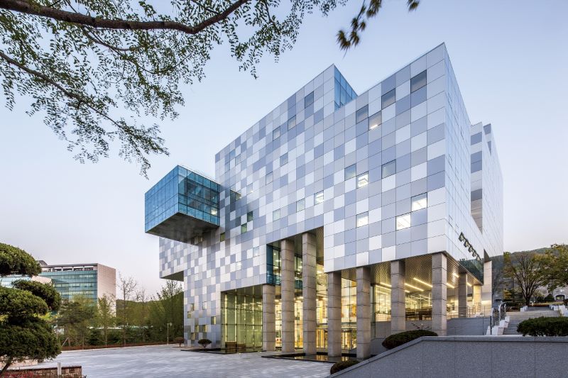 ▲ 자연을 주제로 한 극사실주의 회화전과 천지창조를 모티브로 한 미디어아트 전시가 동시에 개최되는 호서대학교 성재도서관.ⓒ호서대