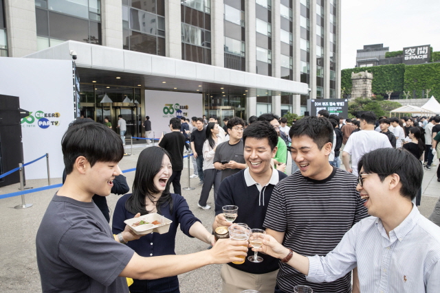 ▲ 현대건설 임직원이 치얼스 파티에 참여하고 있다. ⓒ현대건설