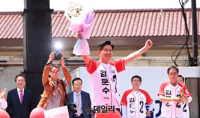 ▲ 김문수 국민의힘 대선 후보가 6.3 대통령 선거를 앞둔 26일 오후 경기 평택시 오산공군기지 정문 앞에서 열린 유세현장에서 시민들을 향해 인사하고 있다. ⓒ 서성진 기자