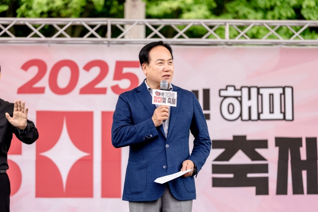 ▲ 오! 해피 장미빛 축제 개막을 알리는 이권재 오산시장ⓒ오산시 제공