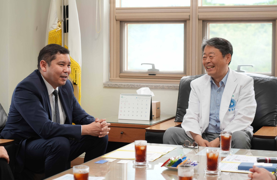 ▲ 아슬란 아스카르 주부산 카자흐스탄 총영사가 지난 21일 동남권원자력의학원을 방문해 이창훈 의학원장과 양국 간 의료 교류 활성화와 협력 강화 방안을 논의하고 있다.ⓒ동남권원자력의학원
