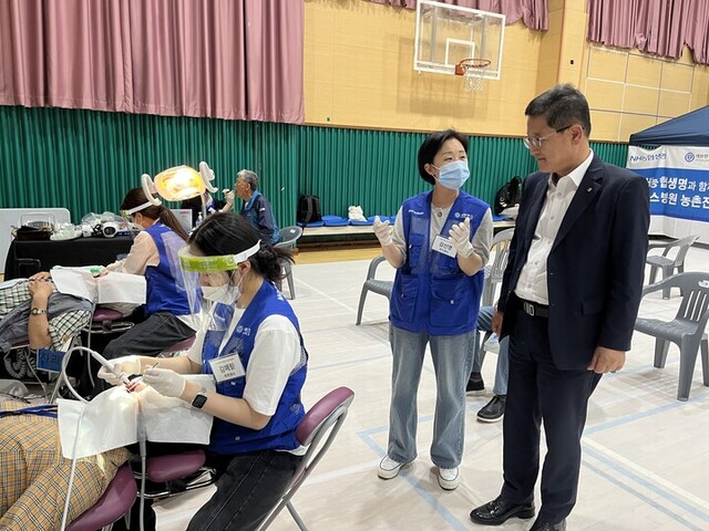▲ NH농협생명이 24일 전남 완도군 완도농협 관내에서 2025년 세 번째 농촌의료지원사업을 실시했다. 이날 현장을 찾은 고성신 NH농협생명 부사장(오른쪽 첫번째)이 검진받는 조합원을 살펴보고 있다.ⓒNH농협생명
