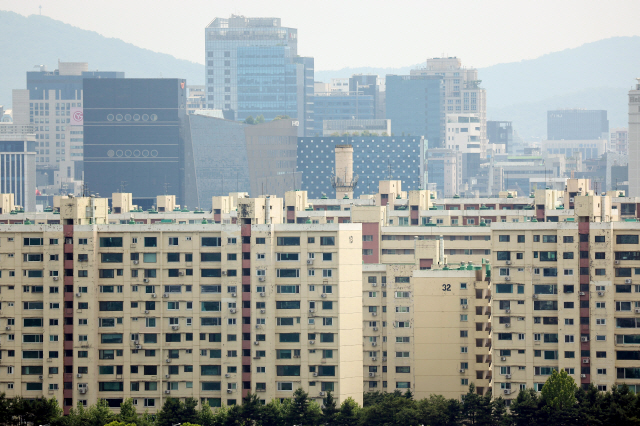 ▲ 서울 성동구 달맞이공원에서 바라본 강남구 압구정동 아파트.ⓒ연합뉴스