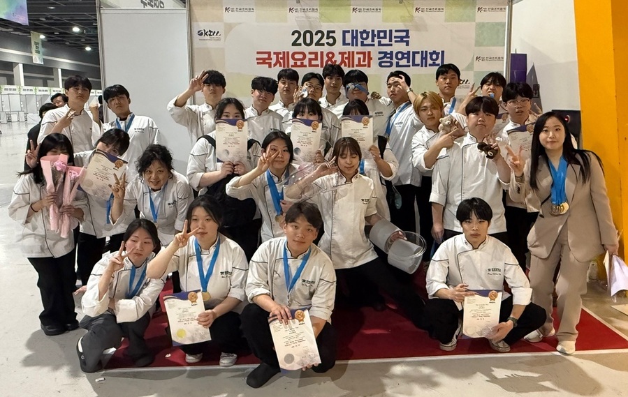 ▲ 충청대학교 호텔조리파티쉐과가 국내 최대 요리 대회에서 참가 학생 전원 수상이라는 눈부신 성과를 거두며, 조리 분야 최고 수준의 교육기관임을 다시 한 번 입증했다.ⓒ충청대학교