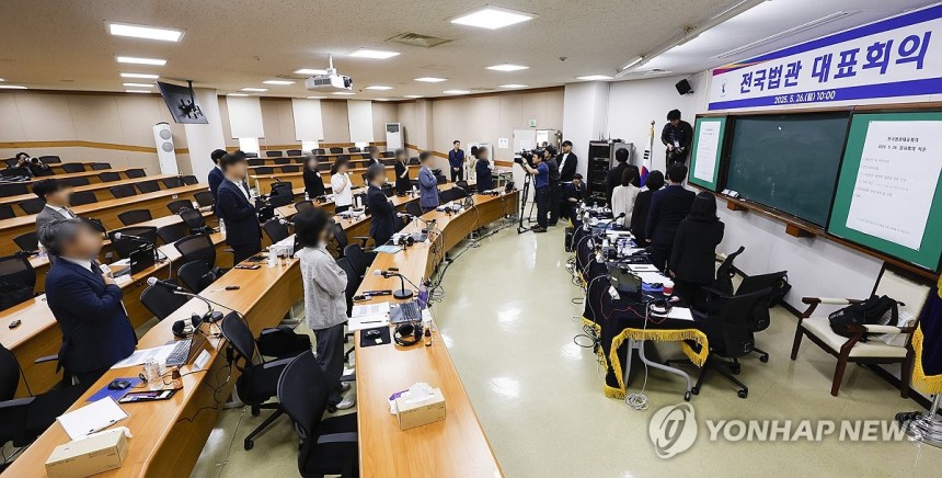 ▲ 김예영 전국법관대표회의 의장 등 판사들이 26일 경기 고양시 사법연수원에서 열린 전국법관대표회의 임시회의에서 국기에 경례하고 있다.ⓒ연합뉴스