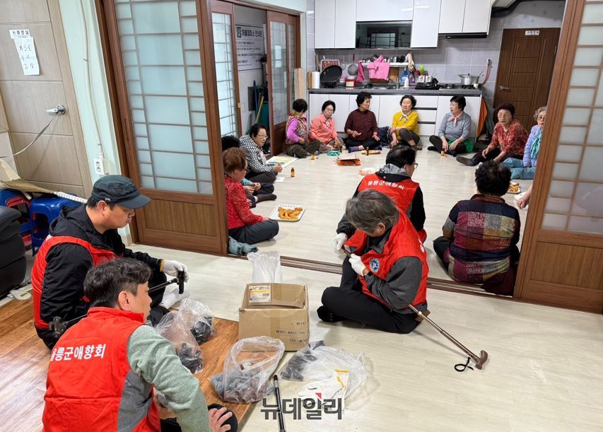 ▲ 울릉군애향회 회원들이 가정의 달을 맞아 지역 경로당을 찾아 어르신들께 지팡이 수리 봉사를 펼치고 있다.ⓒ뉴데일리