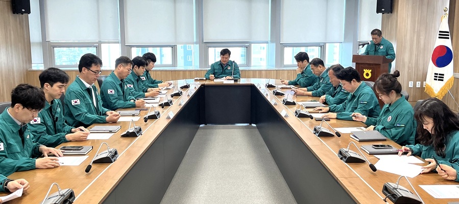 ▲ 이용선 총괄본부장이 과수화상병 추가 확산 방지와 발생 농가 지원을 위한 충북농협 긴급회의를 주재하고 있다.ⓒ충북농협