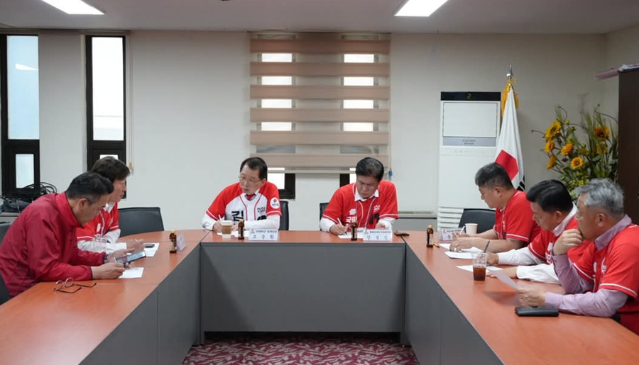 ▲ 안성민 부산시의회 의장을 비롯한 국민의힘 김문수 대통령 후보 부산선거대책위원회가 25일 부산시당 4층 회의실에서 직능단체 정책 공감투어에 대한 긴급 회의를 하고 있다.ⓒ국민의힘 부산시당