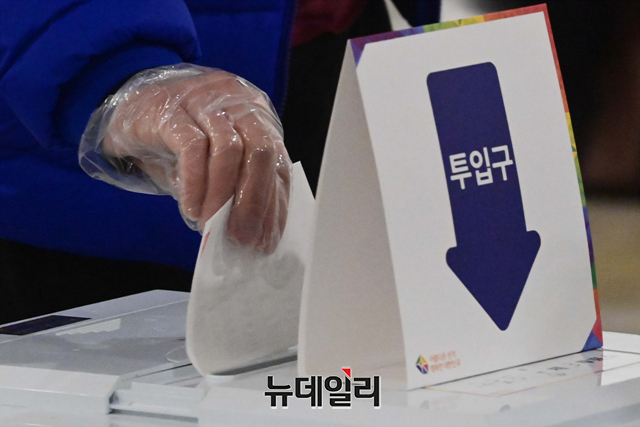 ▲ 제20대 대통령선거 일인 9일 오전 서울 구로구민회관에 마련된 투표소에서 시민들이 투표를 하고 있다. 2022.03.09. ⓒ뉴데일리 DB