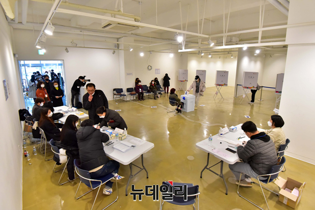 ▲ 제20대 대통령선거 일인 9일 오전 서울 구로구민회관에 마련된 투표소를 찾은 유권자들이 투표를 하고 있다. 2022.03.09. ⓒ뉴데일리 DB