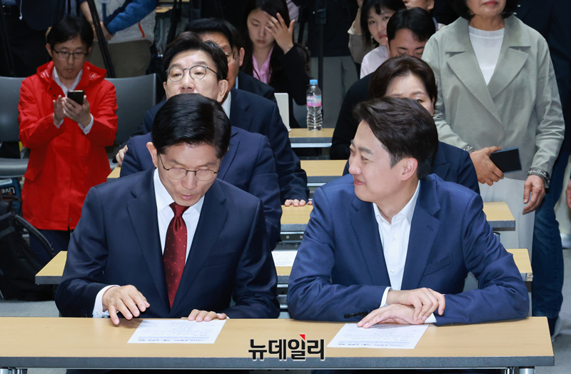 ▲ 김문수 국민의힘 대선 후보와 이준석 개혁신당 대선 후보가 19일 오전 서울 중구 서울시청에서 열린 '약자와 동행하는 서울' 토론회에 참석해 앉아 있다.ⓒ이종현 기자