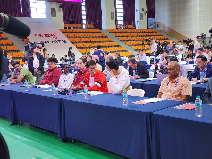 ▲ 구미아시아육상선수권대회 개막을 하루앞두고 복합스포츠센터에서 열린 프레스 컴퍼런스에 참가한 대회 임원과 선수들이 대화를 하고있다ⓒ