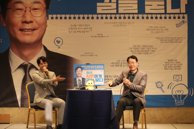 ▲ 청년들과의 토크쇼에서 정책제안을 듣고 있는 정명근 화성특례시장ⓒ화성시 제공