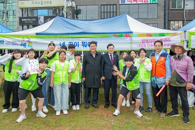 ▲ 주낙영 시장과 이동협 경주시의회 의장이 지난 24일 봉황대 광장에서 개최된 청소년 화랑문화제에 참석해 기념촬영을 하고 있다.ⓒ경주시