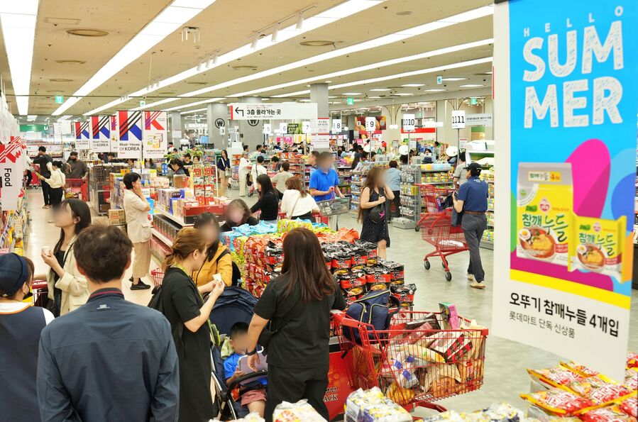 ▲ 롯데마트 제타플렉스 서울역점에서 행사상품을 쇼핑하는 고객의 모습ⓒ롯데마트