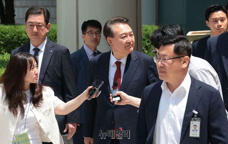 ▲ 윤석열 전 대통령이 26일 서울 서초구 서울중앙지방법원에서 열린 내란 우두머리 혐의, 직권남용 권리행사방해 혐의 사건 5차 공판에 출석한 뒤, 점심식사를 위해 법원을 나오고 있다. (사진=공동취재단)