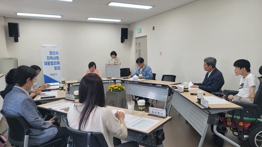 ▲ 경산시(시장 조현일)는 26일 경산시보건소에서 사회복지과, 장애인종합복지관, 경상북도지역장애인보건의료센터 등 5개 유관기관 관계자와 함께 ‘2025년 상반기 지역사회재활협의체 회의’를 열었다.ⓒ경산시