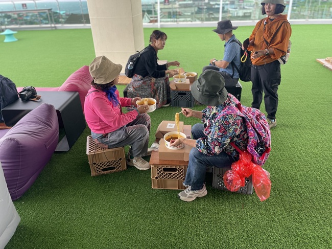 ▲ 동해문화관광재단이 10월까지(혹서기 7~8월 제외) 매주 주말, 묵호역 일대에서 도보형 미식 체험 프로그램 '뚜벅아, 라면 먹고 갈래?'를 운영한다.ⓒ동해시