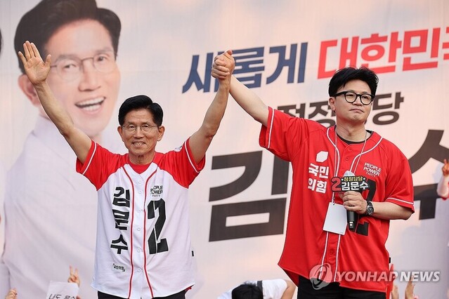 ▲ 국민의힘 김문수 대선 후보가 26일 서울 도봉구 방학사거리에서 한동훈 전 대표와 집중유세를 하고 있다. ⓒ연합뉴스