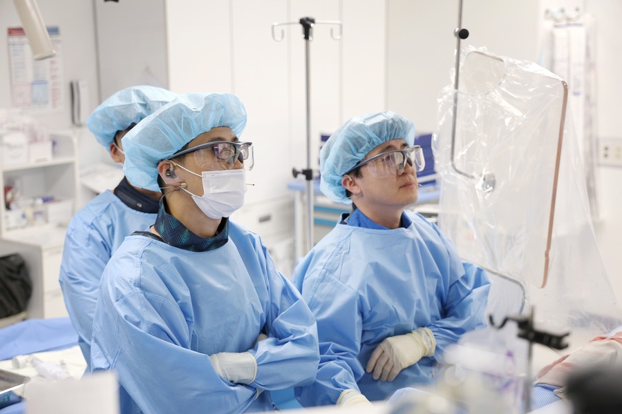 ▲ 이철현(좌), 윤혁준(우) 계명대 동산병원 심장내과 교수가 라이브 시술을 하고 있다.ⓒ계명대 동산병원