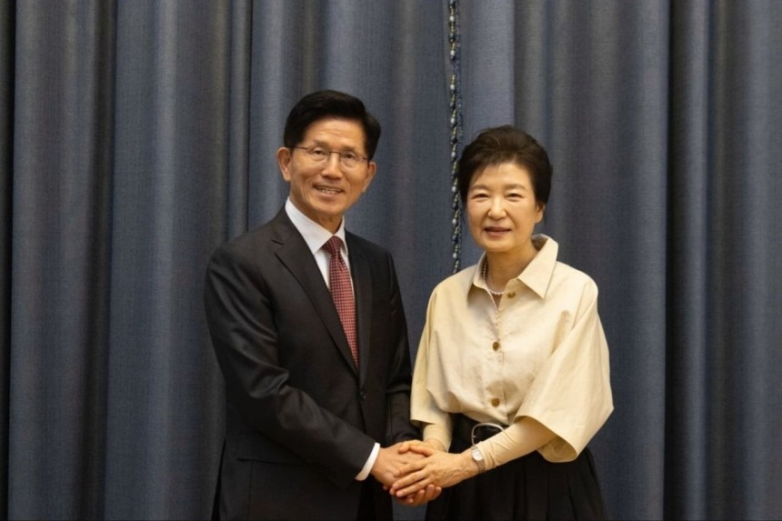 ▲ ⓒ김문수 후보가 박근혜 전 대통령 사가를 방문하고 있다. /국민의힘 제공