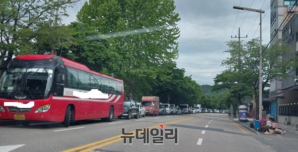 ▲ 대전 시민들이 안영교~한국효문화진흥원 정류장까지 약 280m 구간의 흰색실선을 ‘황색실선’으로 바꿔 줄 것으로 촉구하고 있다.ⓒ김경태 기자