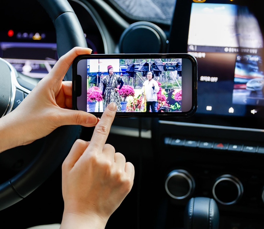 ▲ 관광객이 철쭉제를 유튜브로 보고 있다.ⓒ단양군