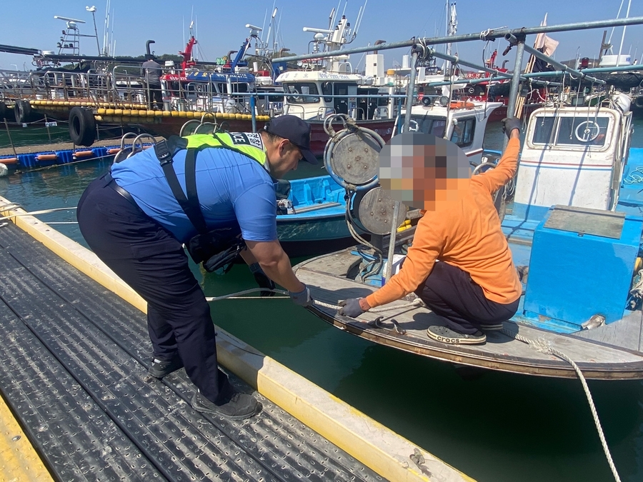 ▲ 보령해양경찰서가 26일부터 30일까지 6일간 대조기 해수면 상승에 따른 연안안전사고 위험예보 ‘주의보’를 발령했다. 사진은 태안해양경찰서 소속 경찰관이 선박의 안전유무를 확인하고 있다.ⓒ태안해양경찰서