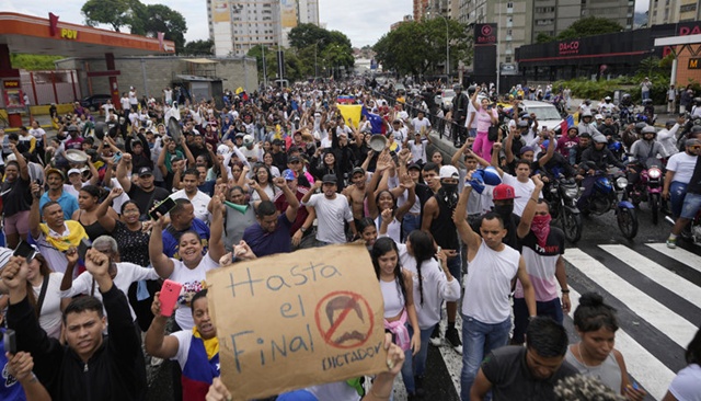 ▲ 베네수엘라 수도 카라카스에서 반정부 시위대가 하루 전 니콜라스 마두로 대통령의 대선 승리에 의혹을 제기하며 
