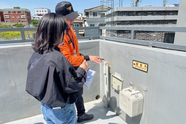 ▲ 대전소방본부 관계자들이 관내 한 투표소에서 소방시설을 점검하고 있다.ⓒ대전시