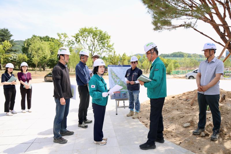 ▲ 김행금 천안시의회 의장이 지역현한 해결을 위해 현장을 방문 관계자와 이야기를 나누고 있다.ⓒ천안시의회