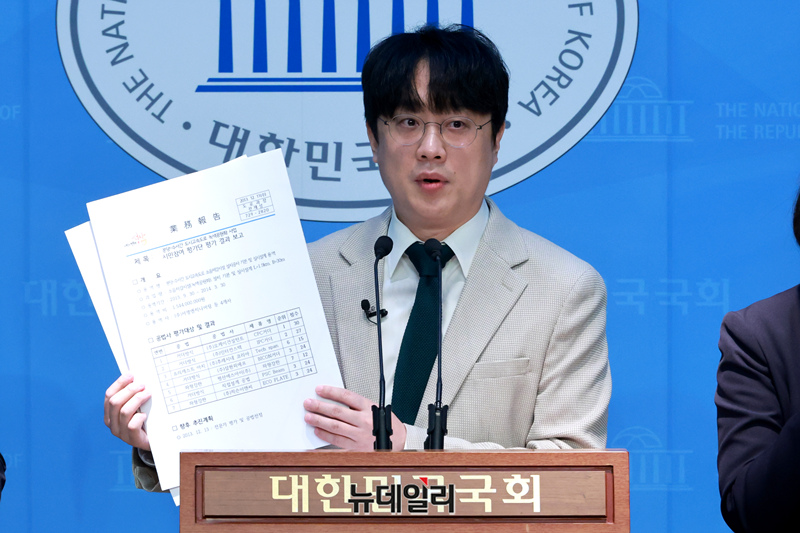 ▲ 더불어민주당 전 권리당원 백광현 씨가 지난 16일 오전 국회 소통관에서 '이재명 성남시'에서 검찰 압수수색 전 은폐컴퓨터 PC 하드에 대한 1차 포렌식 작업결과 발표 기자회견을 갖고 있다. ⓒ이종현 기자