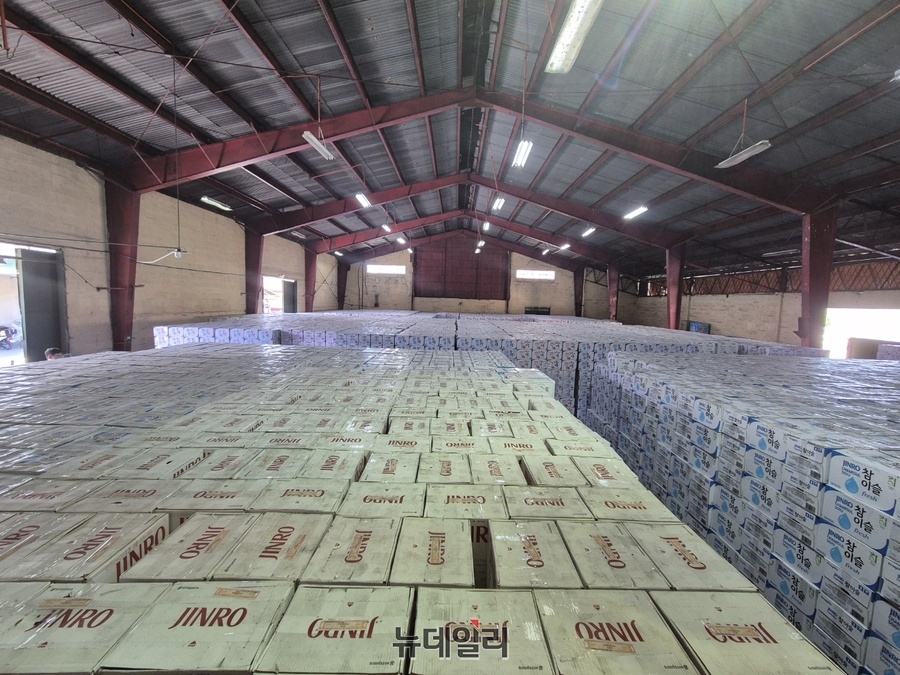 ▲ 물류창고에 쌓여있는 진로ⓒ조현우 기자