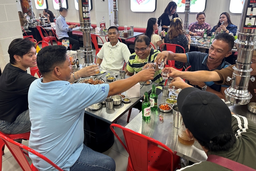 ▲ 마닐라에 위치한 한식당에서 현지인들이 진로를 즐기고 있다.ⓒ하이트진로