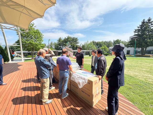 ▲ 용인시 관계자가 지역 양봉농가 관계자들에게 ‘스마트벌통’ 보급에 앞서 사용법을 설명하고 있다. ⓒ용인시 제공
