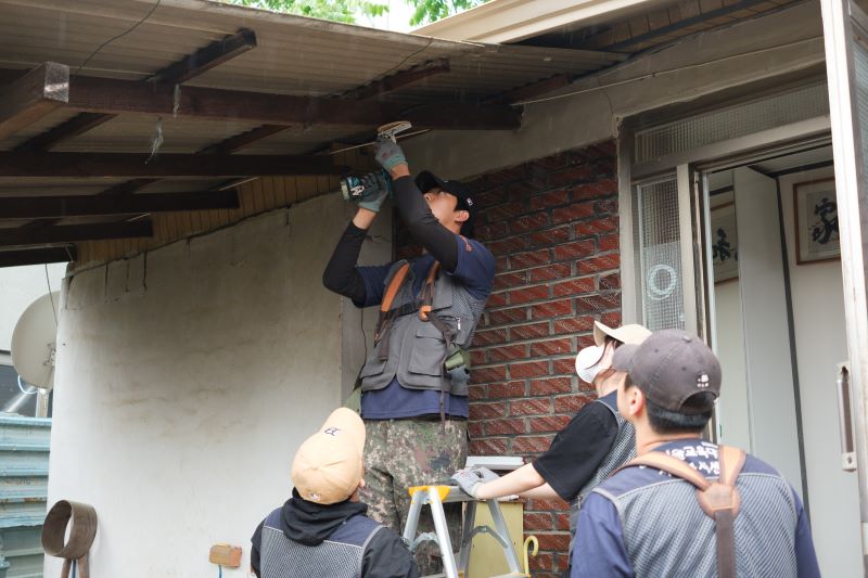 ▲ 한국기술교육대 학생들이 전기봉사에 나서 노후된 전기설비를 교체해주고 있다.ⓒ한기대