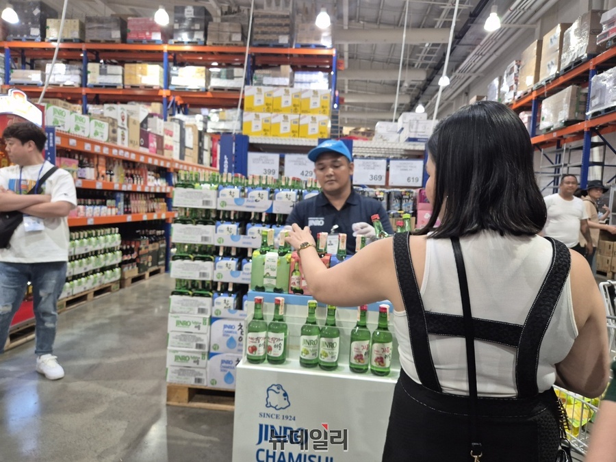 ▲ 필리핀 현지 소비자가 시음부스를 찾은 모습ⓒ조현우 기자