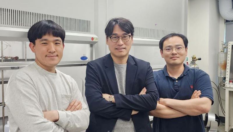 ▲ ‘강유전 액정 소재’를 개발한 연구진 박성원(왼쪽부터) 박사과정생(1저자), 조병기 교수(교신저자), 변재덕 박사(공동 1저자).ⓒ단국대