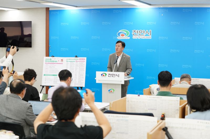 ▲ 이명열 천안시 농업환경국장이  전국 대표 빵 투어 행사인 ‘2025 빵지순례 빵빵데이’ 개최를 앞두고 행사 전반에 대해 설명하고 있다.ⓒ천안시