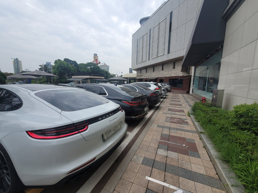 ▲ 5월 19일 롯데백화점 잠실점에서 열린 ‘더 프라이빗(THE PRIVATE)’ 데이 행사 당일 VIP 전용 주차장이 가득 찼다.ⓒ이미현 기자