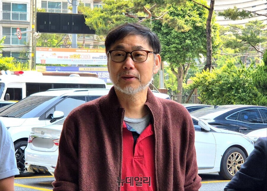 ▲ 대법원 판결을 '사법 쿠데타'라고 비판한 민주당 의원들을 내란 선동과 명예훼손 등 혐의로 고발한 김순환 서민민생대책위원회 사무총장이 27일 고발인 조사를 위해 서울 영등포경찰서를 방문했다. 2025.05.27. ⓒ김상진 기자