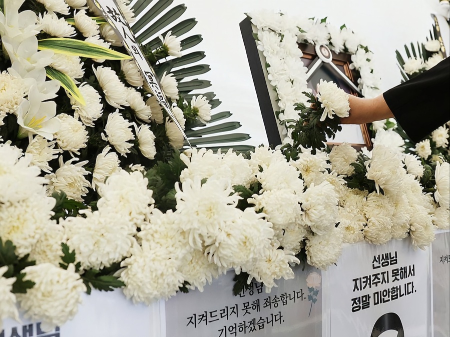 ▲ 지난 22일 숨진 제주의 한 중학교 교사를 추모하는 제주특별자치도교육청에 마련된 합동분향소에 조문객들이 헌화한 꽃이 놓여져 있다. ⓒ연합뉴스 제공