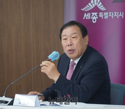 ▲ 최민호 세종시장이 27일 오전 간부회의를 주제하고 있다.ⓒ이길표 기자