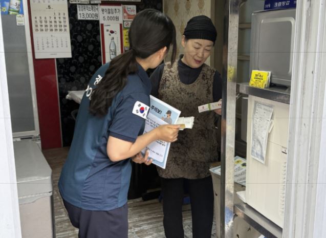 ▲ 울릉경찰이 지역 내 식당 등 업체를 찾아 홍보 활동을 전개하고 있다.ⓒ울릉경찰서