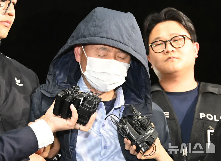 ▲ 시흥시 정왕동에서 2명을 살해하고 2명에게 흉기를 휘둘러 다치게 한 혐의로 긴급체포된 차철남이 19일 오후 경기 시흥경찰서로 압송되고 있다. 2025.05.19. ⓒ뉴시스