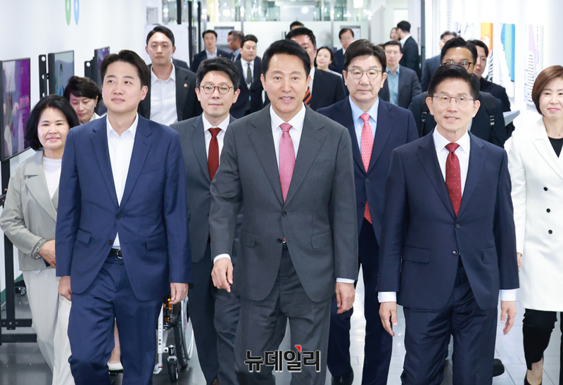 ▲ 지난 19일 김문수 국민의힘 대선후보와 이준석 개혁신당 대선후보가 오세훈 서울시장과 함께 서울런 정책 효과 토론회 참석을 위해 이동하고 있다.