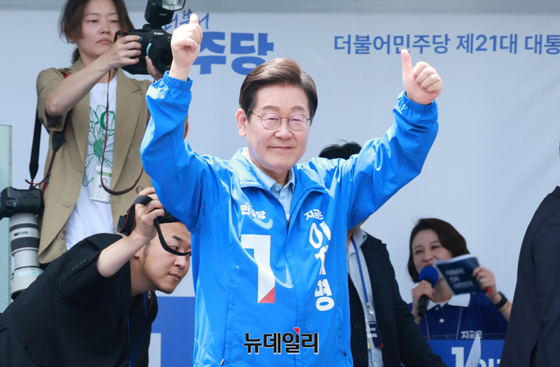 ▲ 이재명 더불어민주당 대통령 후보가 26일 오후 경기 수원시 팔달문 영동시장 입구에서 열린 유세에서 지지를 호소하고 있다. (경기 수원=이종현 기자)